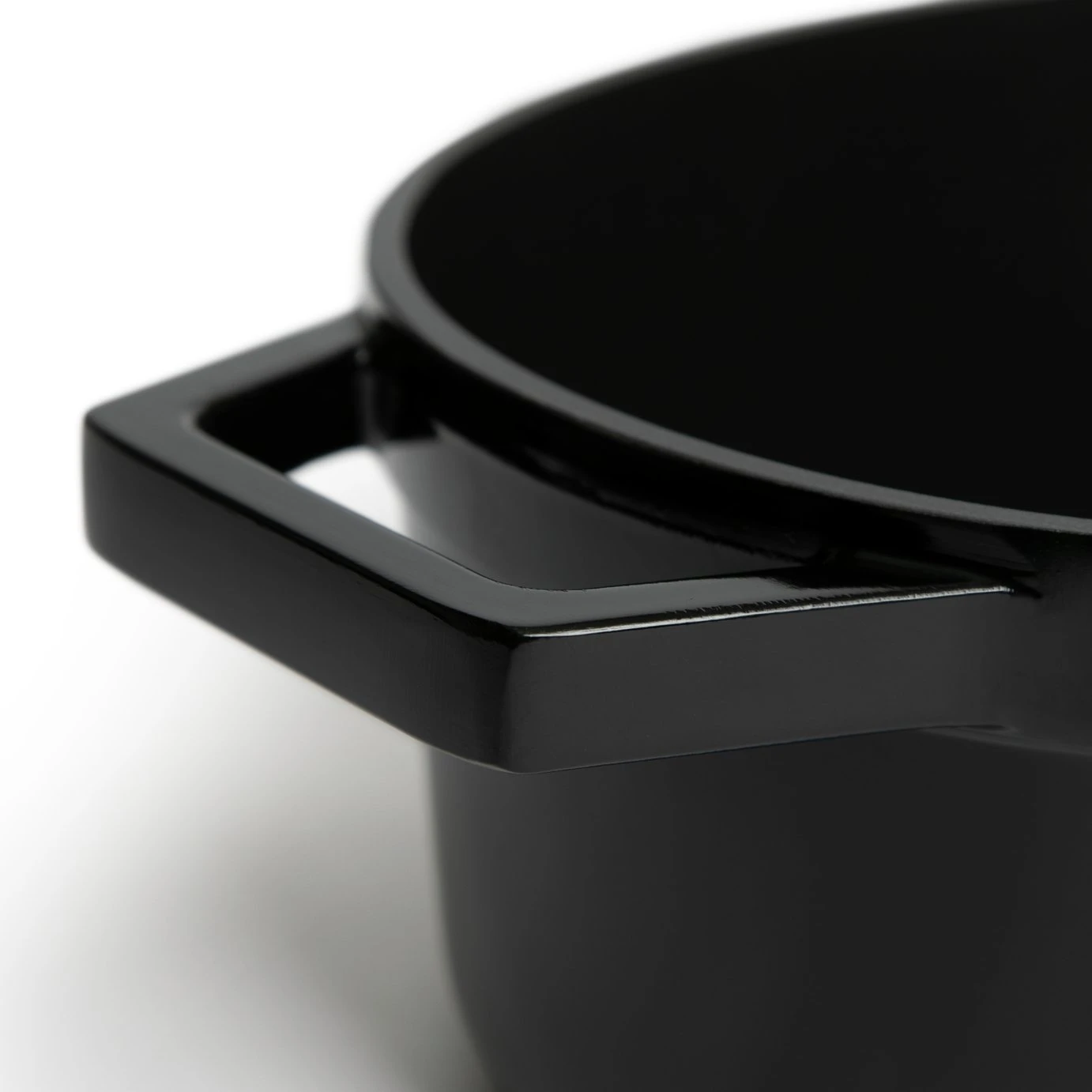 Habitat 3.6 Litre Cast Aluminium Casserole Dish - Black 8 Habitat 3.6 Litre Cast Aluminium Casserole Dish - Black - Image 6