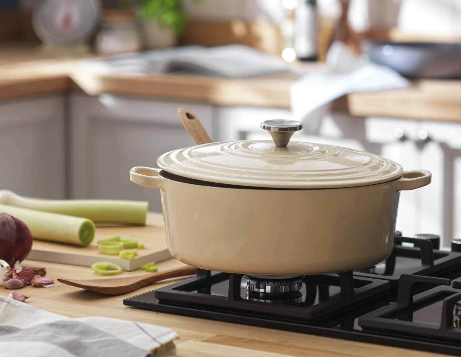 Habitat 4.70 Litre Cast Iron Oval Casserole Dish - Cream 4 Habitat 4.70 Litre Cast Iron Oval Casserole Dish - Cream - Image 2